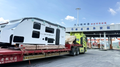 西江港口赤水港打通“广西造”房车出海快车道